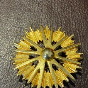 CORO GOLDTONE   BROOCH .